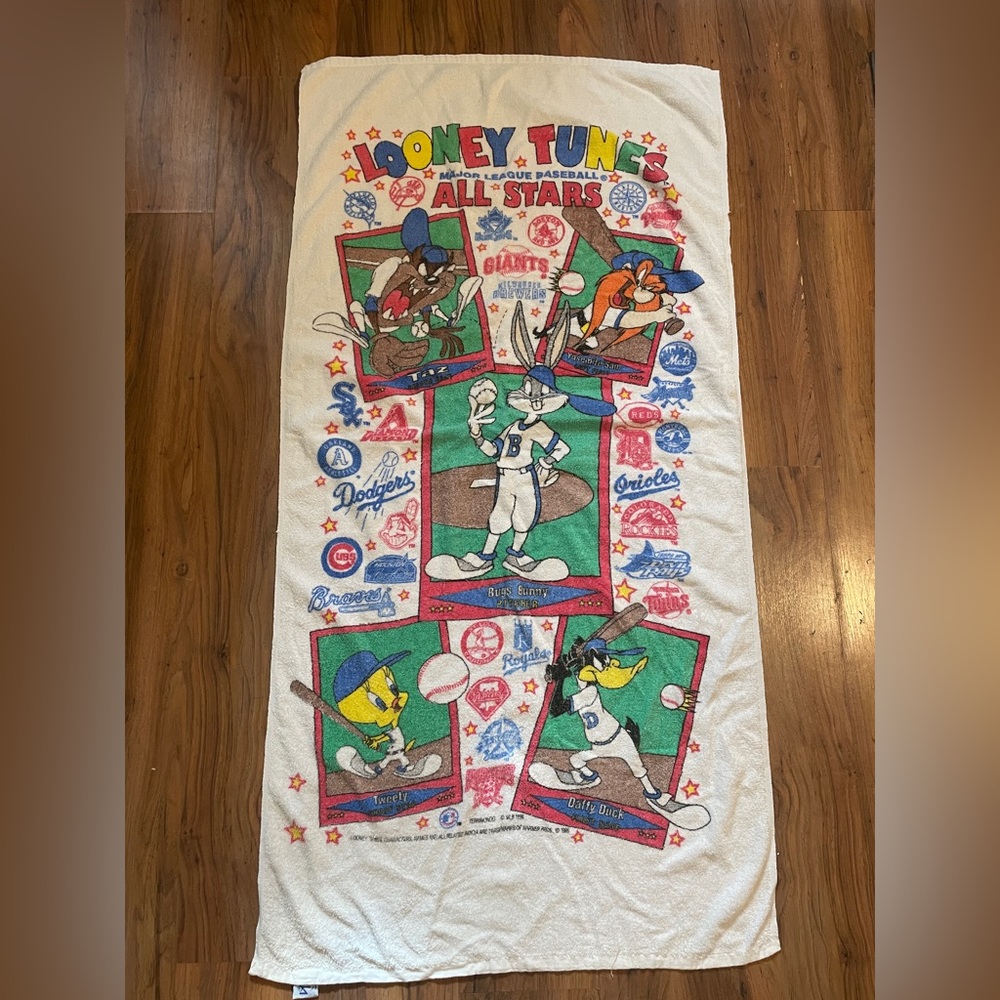 Vintage Looney Tunes Beach Towel MLB Bugs Bunny Daffy Taz Yosemite Sam Tweety